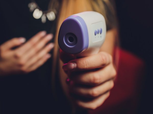 Como usar o termômetro digital infravermelho para medições rápidas e seguras?