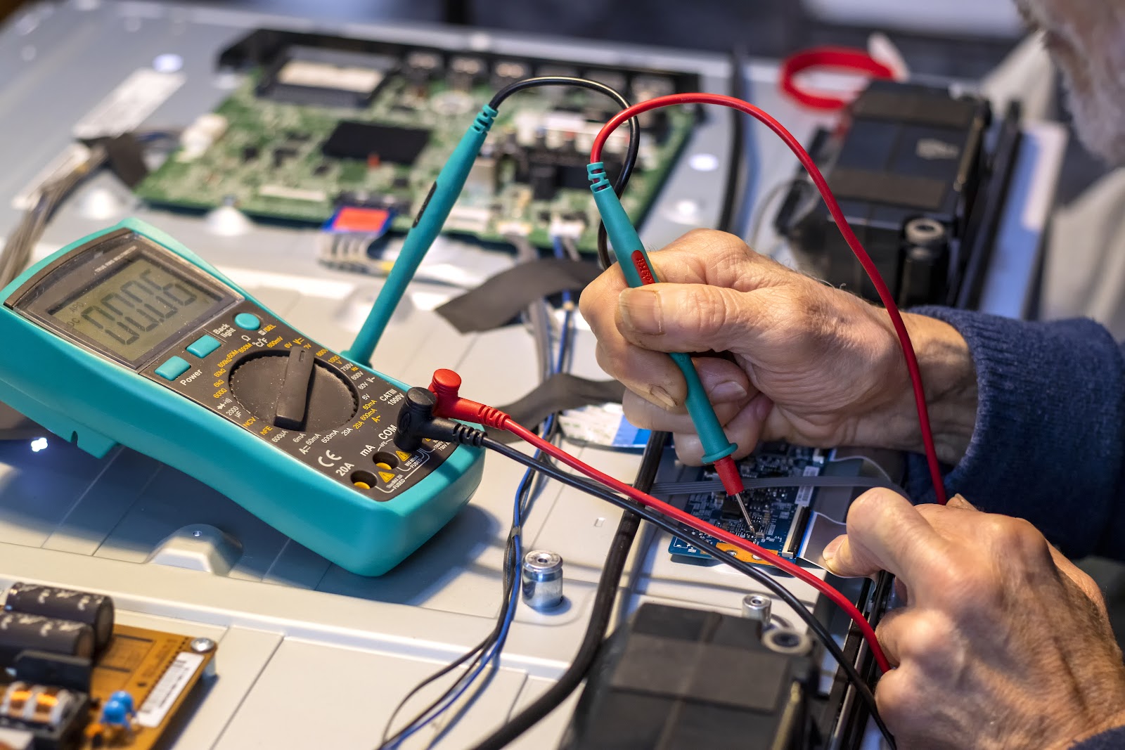 Multímetro de bancada versus multímetro auto range: quando cada um é a melhor escolha?